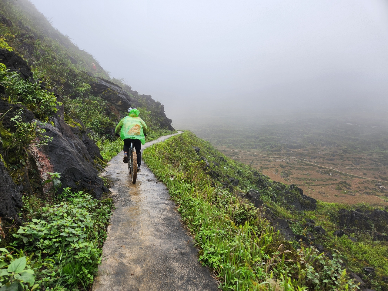 Northeast MTB Expedition – Conquer the Roads of Mong Cai, Cao Bang, and Ha Giang 15 Days